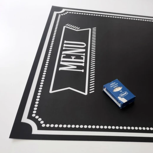 Tablica kredowa z nadrukiem MENU w ujęciu z boku pokazującym jej grubość i dołączone pudełko kredy