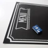 Tablica kredowa z nadrukiem Menu 039 - Wzór graficzny. Czarny prostokąt z białymi napisami i dekoracyjnymi elementami