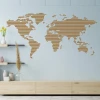 Stylowa naklejka mapa świata 01 w odcieniach drewna, idealna do nowoczesnego salonu, nadająca przest