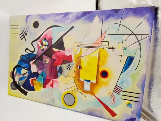 Reprodukcja Yellow-Red-Blue Wassilego Kandinsky\'ego na gotowym produkcie pokazana pod kątem z boku