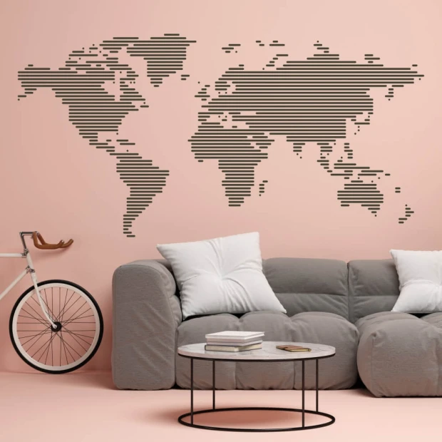 Stylowa mapa świata w minimalistycznym designie idealnie dopełnia nowoczesny salon w odcieniach różu