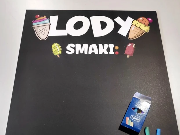 Tablica kredowa lody 057 - Wzór graficzny. Na czarnym tle znajdują się kolorowe lody oraz napis LODY SMAKI