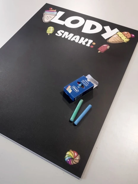 Tablica kredowa lody 057 - Wzór graficzny. Na czarnym tle napis LODY SMAKI oraz kolorowe lody i cukierki