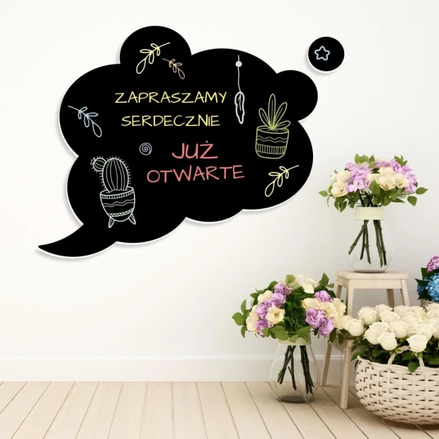 Czarna tablica magnetyczna w kształcie chmurki z przykładowym napisem kredowym i rysunkami roślin