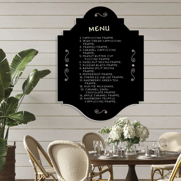 Czarna tablica magnetyczna kredowa w ozdobnym kształcie z przykładowym menu zapisanym białą kredą