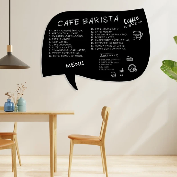 Tablica magnetyczna kredowa w kształcie dymka z przykładowym menu kawiarni na ścianie we wnętrzu
