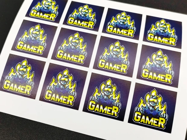 Etykieta samoprzylepna z własnym nadrukiem - Wzór graficzny. Kwadratowe naklejki z postacią w ogniu i napisem GAMER