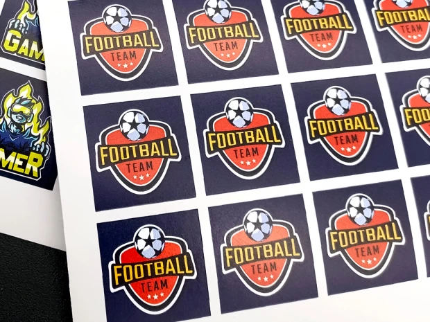 Etykieta samoprzylepna z własnym nadrukiem - Wzór graficzny. Kwadratowe etykiety z piłką nożną i napisem Football Team