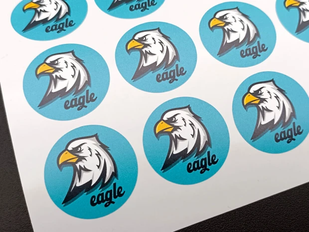 Etykieta samoprzylepna z własnym nadrukiem - Wzór graficzny. Okrągłe naklejki z wizerunkiem orła i napisem eagle