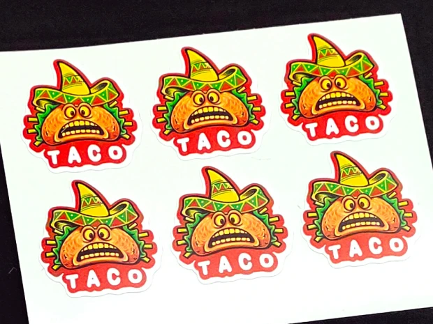 Naklejki samoprzylepne na arkuszu z przykładową grafiką taco w sombrero, wycięte po nieregularnym obrysie
