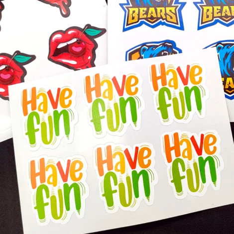 Etykiety samoprzylepne w dowolnym kształcie na arkuszu - Wzór graficzny. Kształty to usta, napisy i logo w różnych kolorach