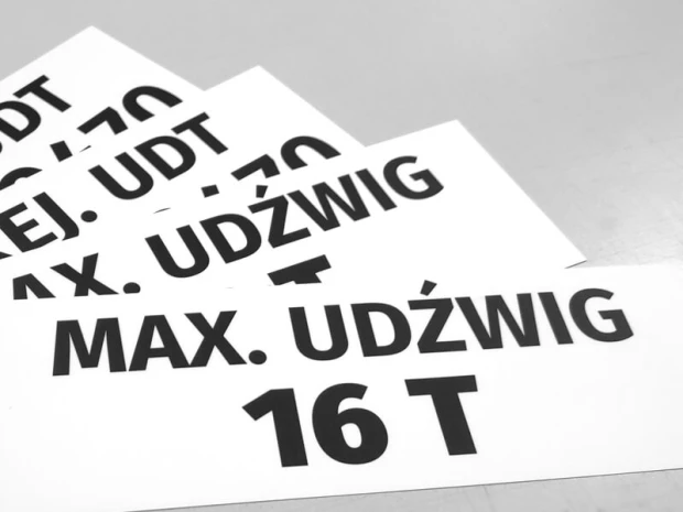 Prostokątne naklejki samoprzylepne z czarnym nadrukiem ostrzegawczym o maksymalnym udźwigu na białym tle