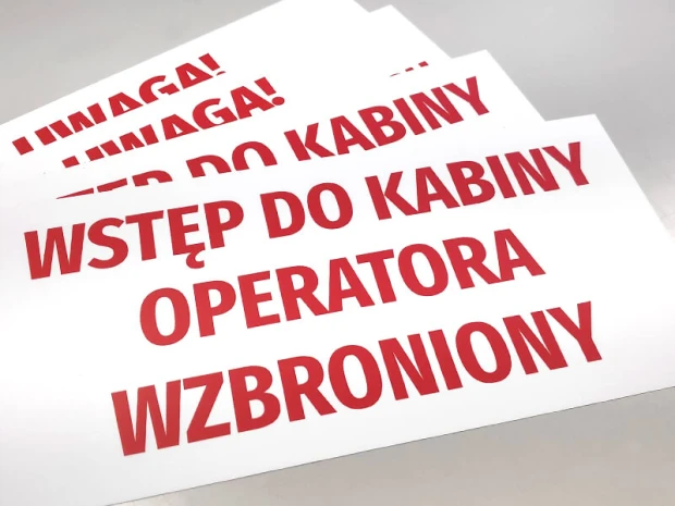 Prostokątne naklejki ostrzegawcze z czerwonym napisem Wstęp do kabiny operatora wzbroniony na białym tle