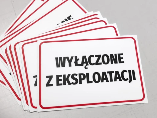 Zestaw naklejek BHP z czarnym napisem WYŁĄCZONE Z EKSPLOATACJI w czerwonej ramce, ułożony w wachlarz