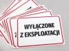Naklejka Wyłączone z eksploatacji - Wzór graficzny. Prostokątna forma z dużymi, czarnymi literami na białym tle. Czerwony
