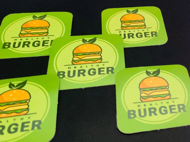 Naklejki samoprzylepne z własnym nadrukiem - Wzór graficzny. Kształt kwadratowy z hamburgerem i napisem Healthy Burger
