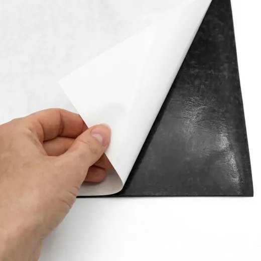 Folia magnetyczna z odklejanym białym papierem zabezpieczającym warstwę samoprzylepną na czarnym podkładzie