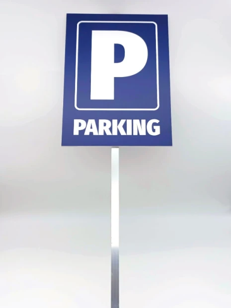 Słupek aluminiowy do tabliczek - Wzór graficzny. Na niebieskim tle biała litera P oraz napis PARKING