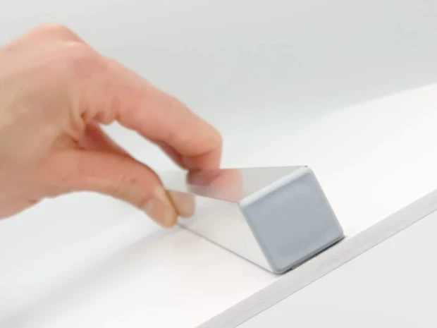 Słupek aluminiowy do tabliczek - Wzór graficzny. Prosty, prostokątny kształt z szarym zakończeniem