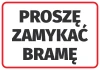 Naklejka Proszę zamykać bramę - Wzór graficzny. Duży, czarny tekst na białym tle, otoczony czerwoną ramką