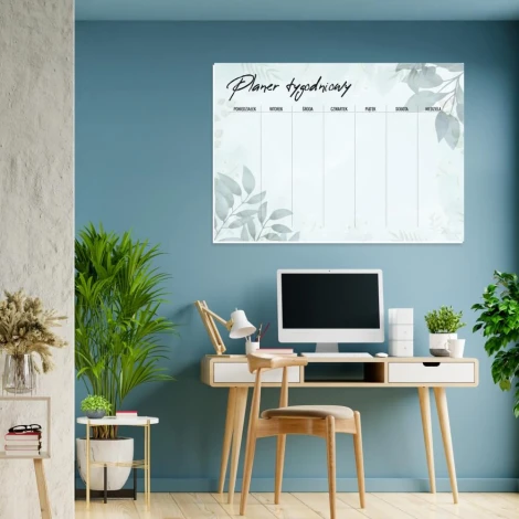 Tablica suchościeralna Plan tygodniowy liście 591 - Aranżacja w biurze. Ściany w odcieniu niebieskim, jasne meble i rośliny