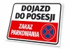 Tabliczka Zakaz parkowania - Dojazd do posesji - Wzór graficzny. Na białym tle czerwony prostokąt z napisem Zakaz parkowania