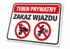 Tabliczka informacyjna Teren prywatny Zakaz wjazdu - Wzór graficzny. Grafika przedstawia dwa symbole przekreślonych pojazdów