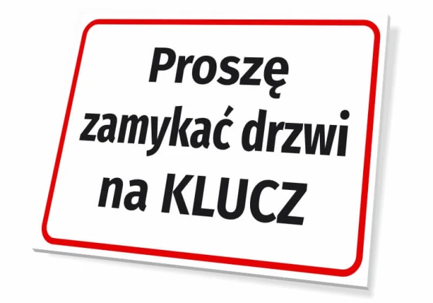 Tabliczka informacyjna z czerwonym obramowaniem i napisem Proszę zamykać drzwi na KLUCZ na białym tle