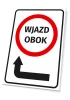 Tabliczka Wjazd obok strzałka w lewo - Wzór graficzny. Czerwony okrąg z napisem WJAZD OBOK i czarna strzałka w lewo