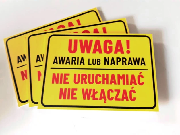 Indywidualna tabliczka z nadrukiem, PCV 5mm, powierzchnia MAT, 21 x 15 cm - Wzór graficzny. Żółte tło z czarnym napisem