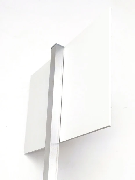 Słupek aluminiowy do tabliczek - Wzór graficzny. Prosty kształt prostokątny z gładką powierzchnią