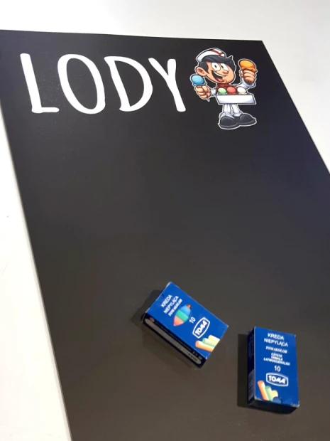 Tablica kredowa z nadrukiem Lody 098 - Wzór graficzny. Na czarnym tle widoczny napis LODY oraz postać trzymająca lody