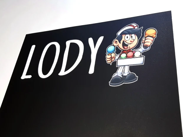 Tablica kredowa z nadrukiem Lody 098 - Wzór graficzny. Na czarnym tle widoczny napis LODY oraz postać sprzedawcy lodów