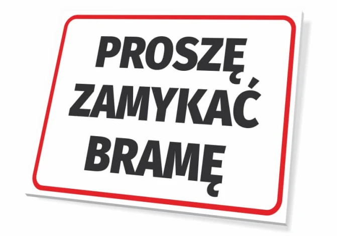 Tabliczka Proszę zamykać bramę - Wzór graficzny. Prosta tabliczka z białym tłem i czarnym tekstem w dużej czcionce. Czerwony
