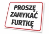 Tabliczka Proszę zamykać furtkę - Wzór graficzny. Prosta forma, czerwony kontur, czarny tekst na białym tle