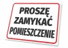 Tabliczka na budynek: Proszę zamykać pomieszczenie - Wzór graficzny. Prosta forma, duży tekst na białym tle z czerwoną ramką