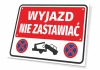 Tabliczka Wyjazd Nie zastawiać - Wzór graficzny. Czerwony prostokąt z białym napisem, symbole samochodu i znaki zakazu