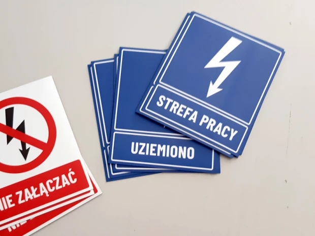 Maty magnetyczne z przykładowym nadrukiem ostrzegawczym w postaci gotowych, fizycznych arkuszy