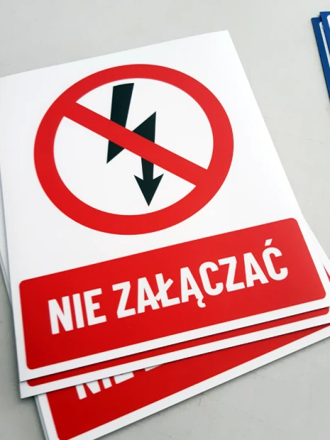 Mata magnetyczna z przykładowym nadrukiem ostrzegawczym w ujęciu pokazującym stos gotowych arkuszy