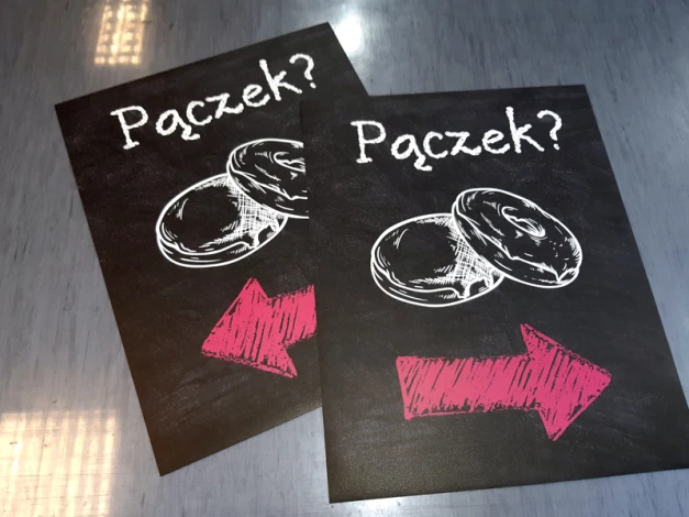 Indywidualna tablica kredowa z nadrukiem, komplet 2 szt. - Wzór graficzny. Dwie tablice z rysunkiem pączków i strzałką