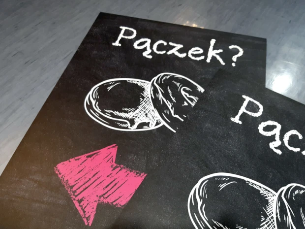 Indywidualna tablica kredowa z nadrukiem, komplet 2 szt. - Wzór graficzny. Na czarnej tablicy znajdują się białe napisy