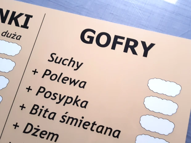 Tablica suchościeralna z nadrukiem menu gastronomicznego w zbliżeniu na detale i strukturę płyty PCV