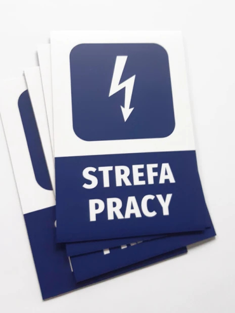 Prostokątne magnesy z przykładowym nadrukiem STREFA PRACY, ułożone w stos na białym tle