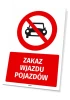 Tabliczka BHP Zakaz wjazdu pojazdów - Wzór graficzny. Okrągły czerwony symbol z samochodem w środku, pod nim napis w dużych