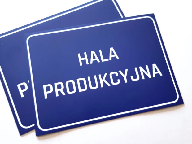 Tabliczka Hala produkcyjna - Wzór graficzny. Prosta, prostokątna forma z białym tekstem na niebieskim tle