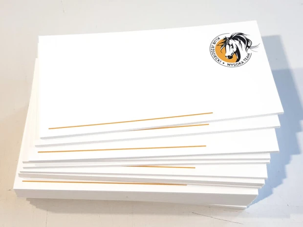 Indywidualna tablica kształtowa z nadrukiem, PCV 5mm, laminat matowy, średnica 60 cm - Wzór graficzny. Białe tło z logo