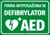 Naklejka Firma wyposażona w defibrylator AED - Wzór graficzny. Zielone tło z białym napisem i symbolem serca z błyskawicą