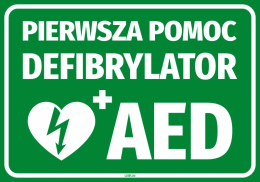 Zielona naklejka BHP z białym napisem Pierwsza pomoc Defibrylator AED oraz piktogramem serca z błyskawicą