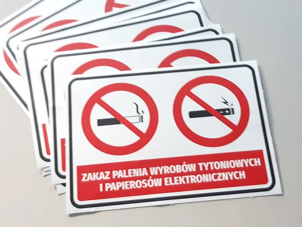 Czerwono-białe naklejki BHP z zakazem palenia wyrobów tytoniowych i e-papierosów do miejsc publicznych