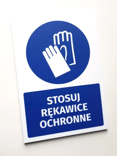 Niebieska tabliczka BHP nakazu Stosuj rękawice ochronne w ujęciu pokazującym grubość płyty na białym tle